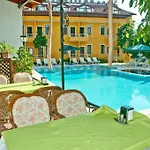 Suzanne Hotel